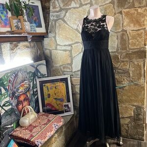 Aidan Mattox Embellished Lace & Silk Chiffon Gown
by Adrianna Papell